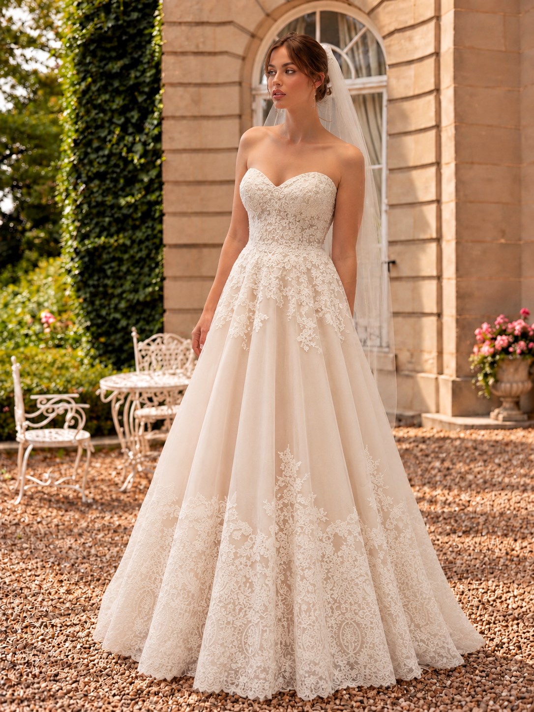 Brudekjole Kongens Enghave med blonde – wedding dress from BrudekjoleOutlet, Danish shop near Copenhagen