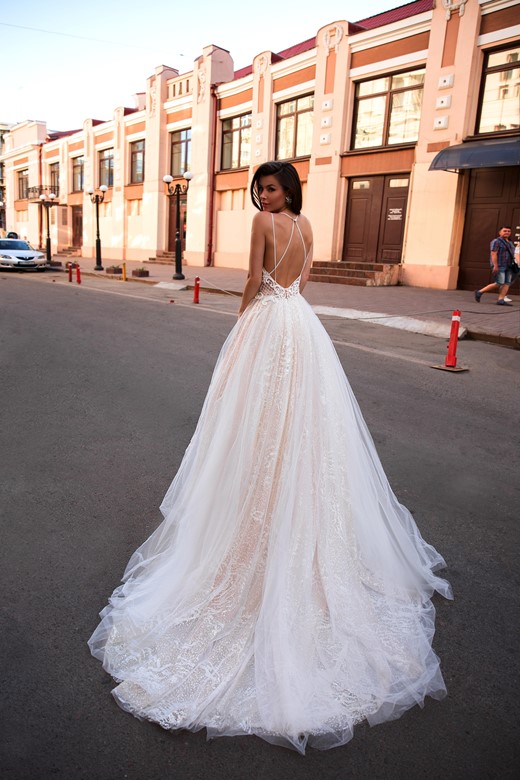 Lambis brudekjolen på udsalgmed glimmer