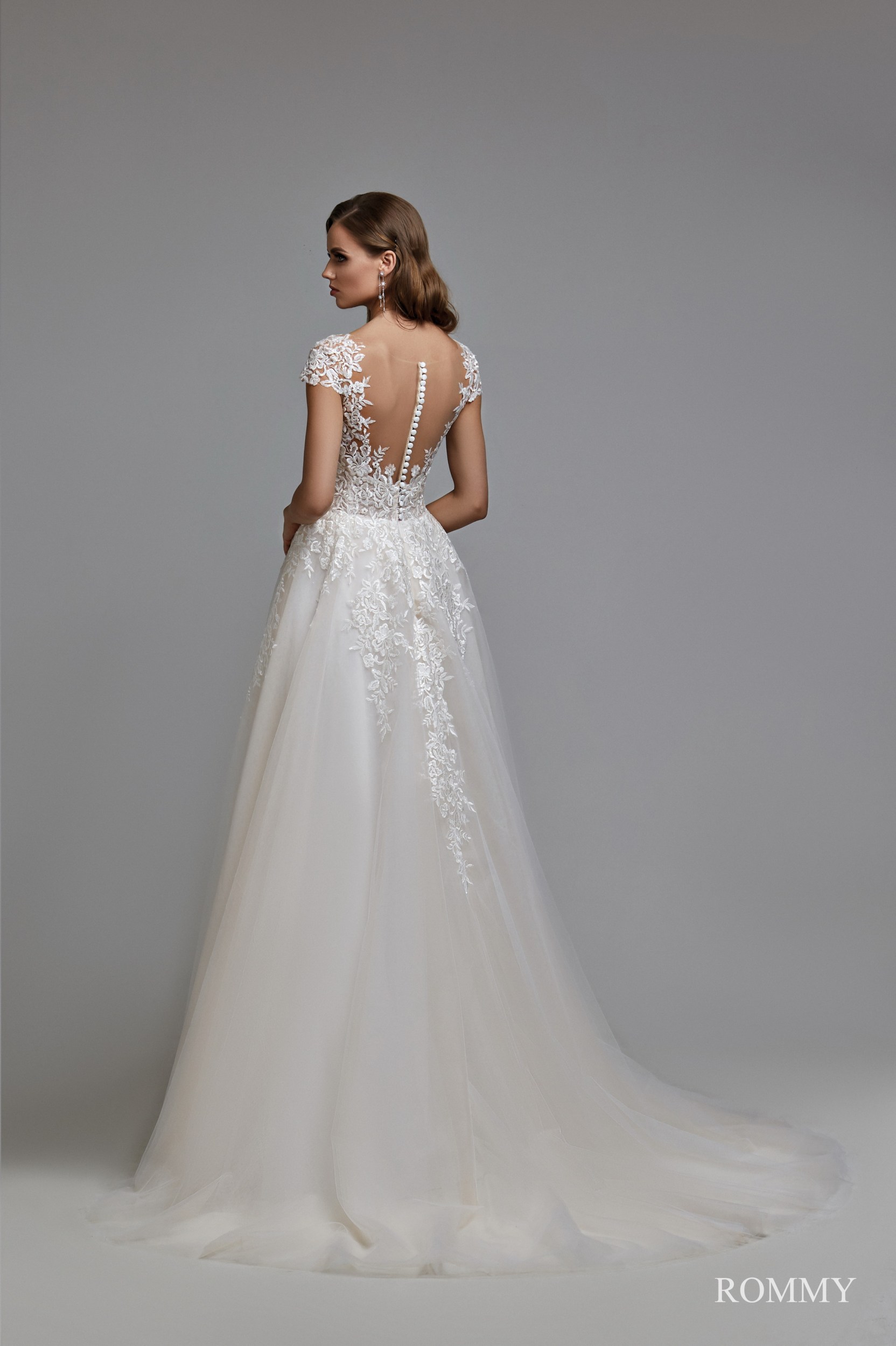 Rommy brudekjolen med blomster romantisk fra BrudekjoleOutlet butik