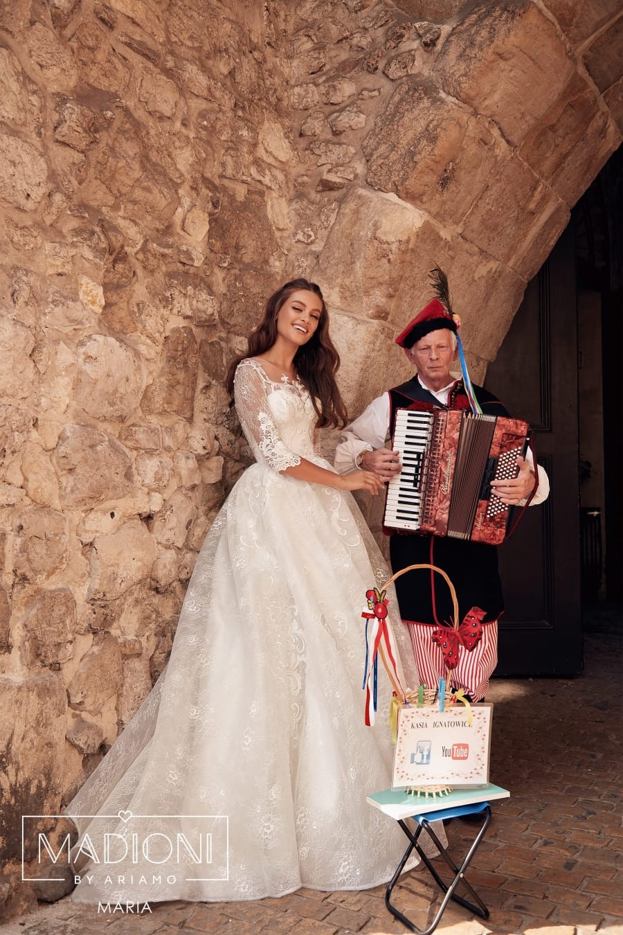 Maria  med lange blonde ærmer fra Ariamo