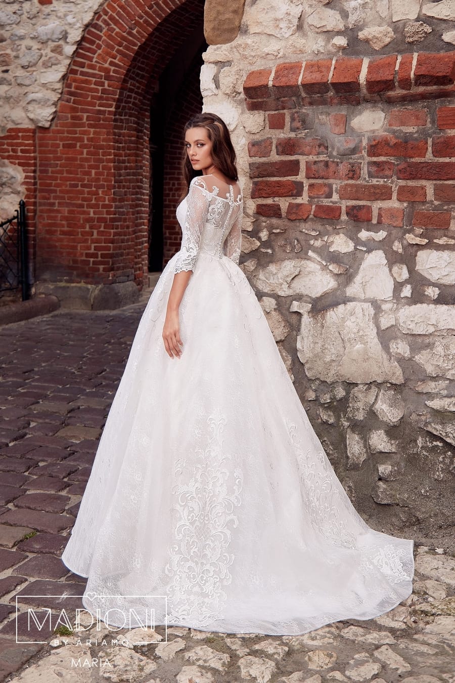 Maria  med lange blonde ærmer fra Ariamo