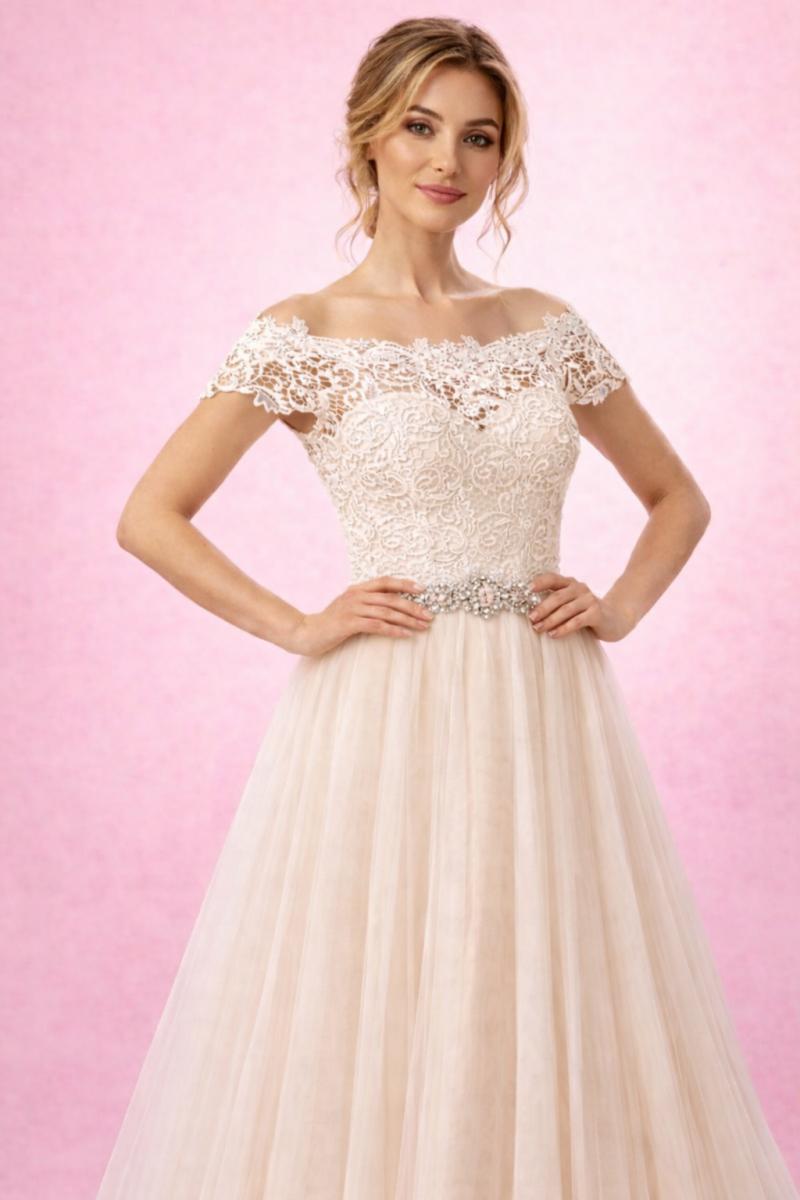 Silkeborg Brudekjole med grove blonder 