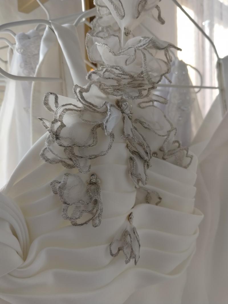 Marienlyst brudekjole med blomst 