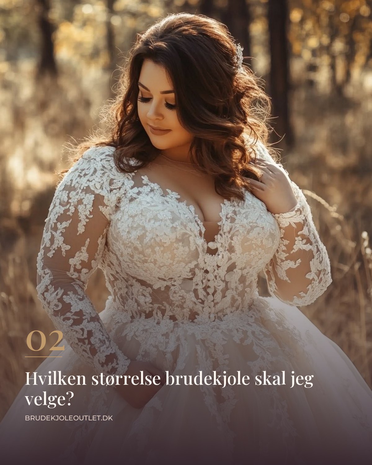 Plus size brud i brudekjole med lange blondeermer og tyllskjørt utendørs i høstlys