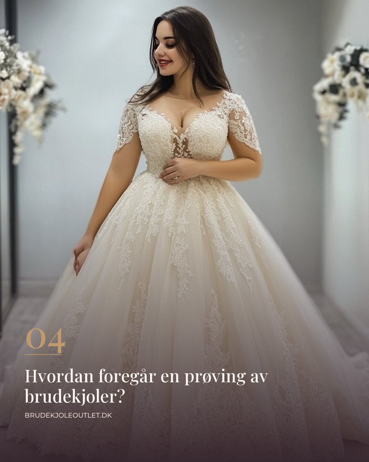 Brud prøver prinsesse brudekjole med blonder foran speilet i showroomet