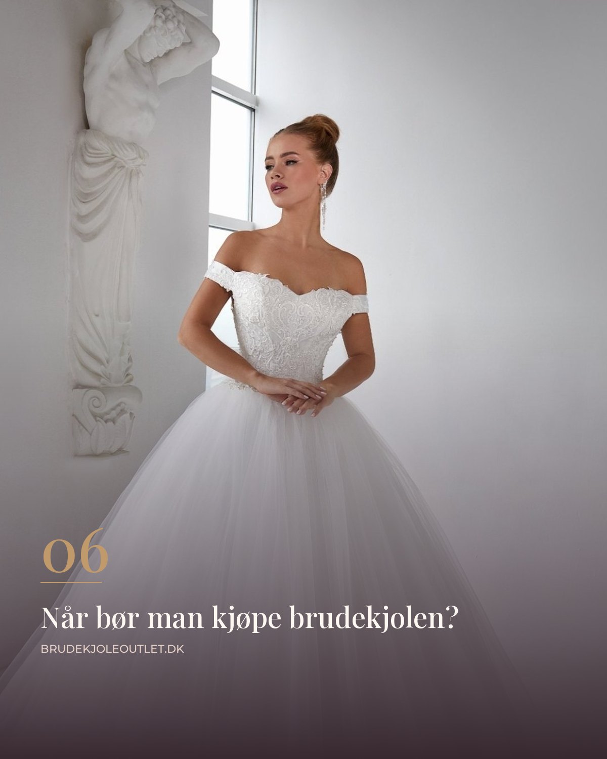 Prinsesse brudekjole med off shoulder-utringning og stort tyllskjørt i lyst rom