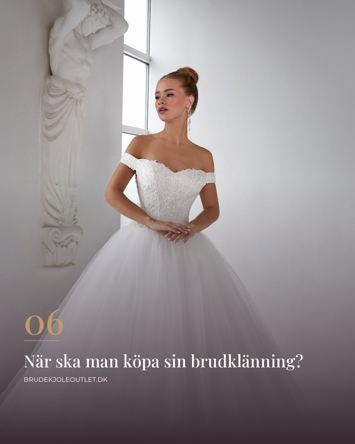 Prinsessklänning med off shoulder-ringning och stor tyllkjol i ljust rum