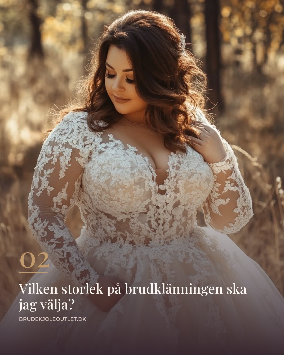 Plus size-brud i brudklänning med långa spetsärmar och tyllkjol utomhus i höstljus